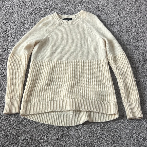 Banana Republic Cream Sweater - Size Medium -Like New - Picture 1 of 4